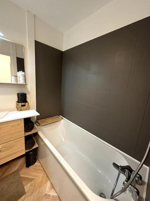 Appartement Cosy Avec Balcon Et Piscine Besançon Dış mekan fotoğraf